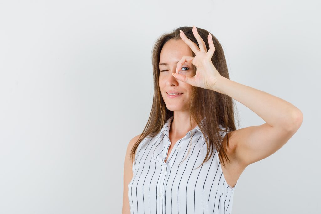 mujer joven feliz porque se practico cirugia refractiva para quitarse las gafas por miopia