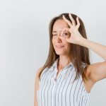 mujer joven feliz porque se practico cirugia refractiva para quitarse las gafas por miopia