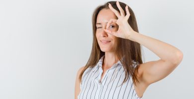 mujer joven feliz porque se practico cirugia refractiva para quitarse las gafas por miopia